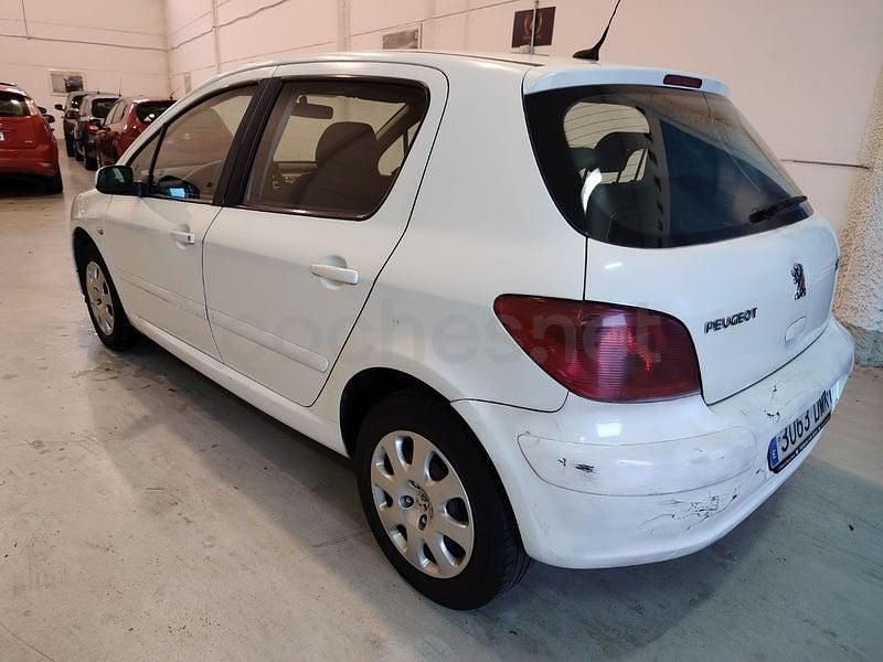 Usado Peugeot 307 90 CV (66 kW) 2005 Blanco Berlina