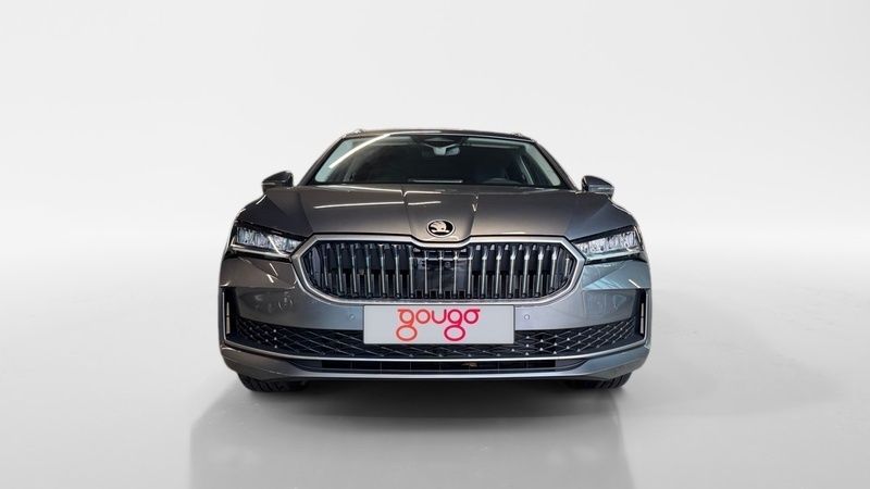 Usado Skoda Superb Selection 150 CV (110 kW) 2024 Gris / plata Familiar