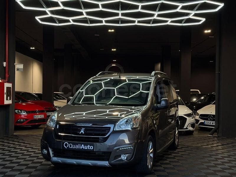 Usado Peugeot Partner Tepee Style 100 CV (73 kW) 2017 Gris / plata Monovolumen