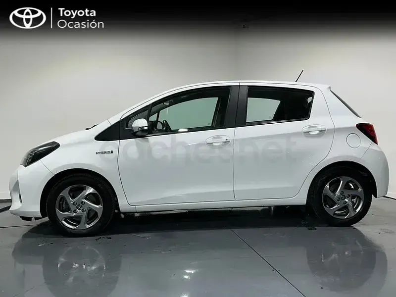Usado Toyota Yaris Hybrid Active 100 CV (73 kW) 2016 Blanco Berlina