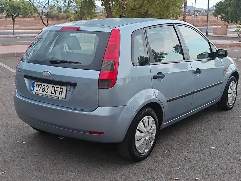 Usado Ford Fiesta Trend 80 CV (58 kW) 2005 Azul Utilitario