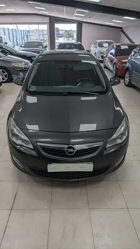 Usado Opel Astra Excellence 110 CV (80 kW) 2012 Negro Utilitario