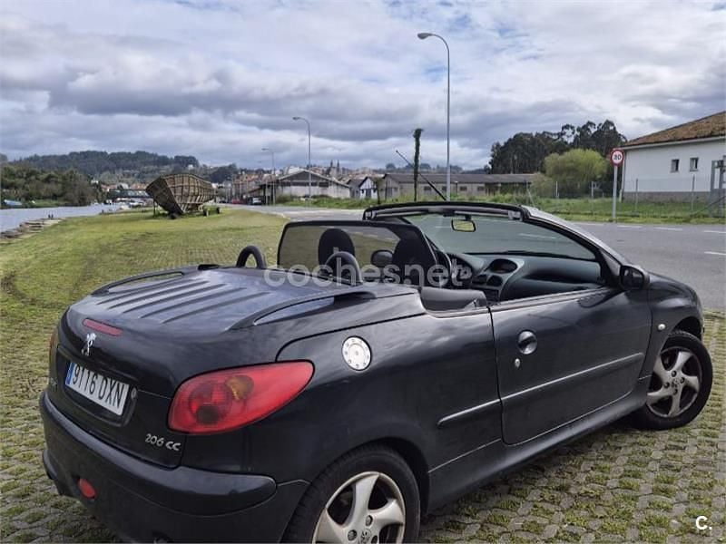 Usado Peugeot 206 CC 110 CV (80 kW) 2006 Negro Descapotable