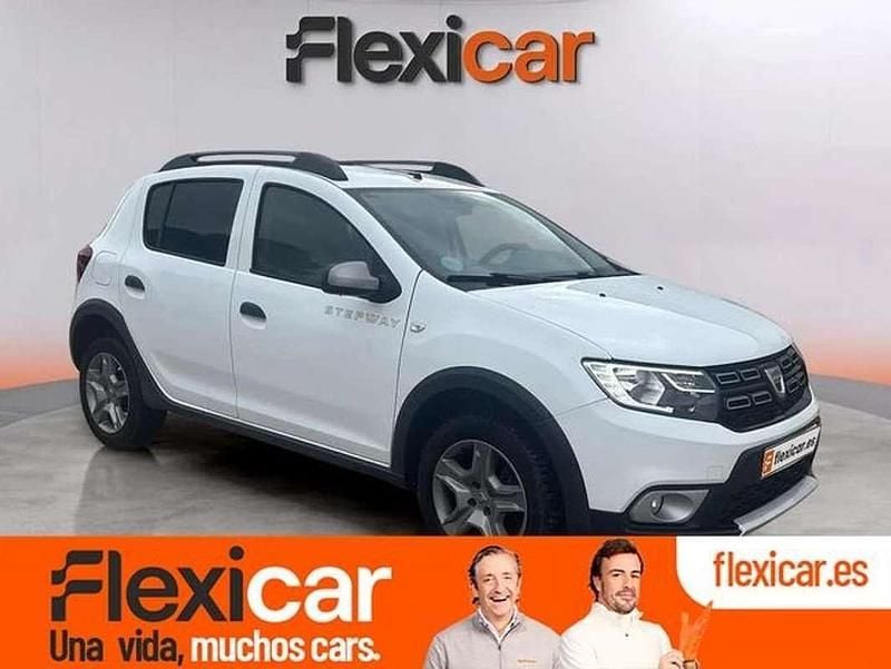 Usado Dacia Sandero Comfort 90 CV (66 kW) 2019 Blanco Utilitario