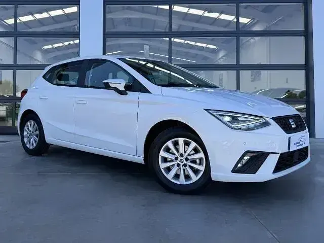 Usado Seat Ibiza Style Plus 110 CV (80 kW) 2022 Blanco Utilitario
