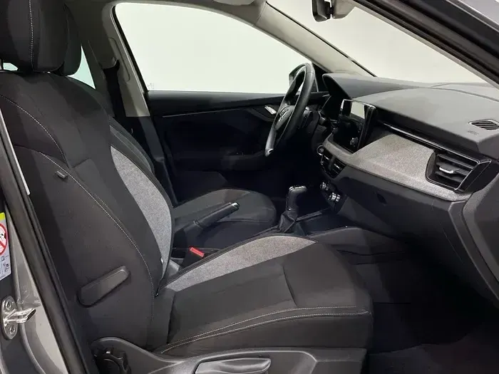 Usado Skoda Kamiq Selection 115 CV (84 kW) 2025 Gris / plata SUV