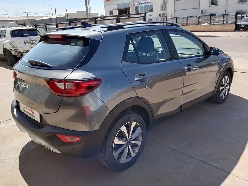 Usado Kia Stonic 100 CV (73 kW) 2025 Gris / plata SUV