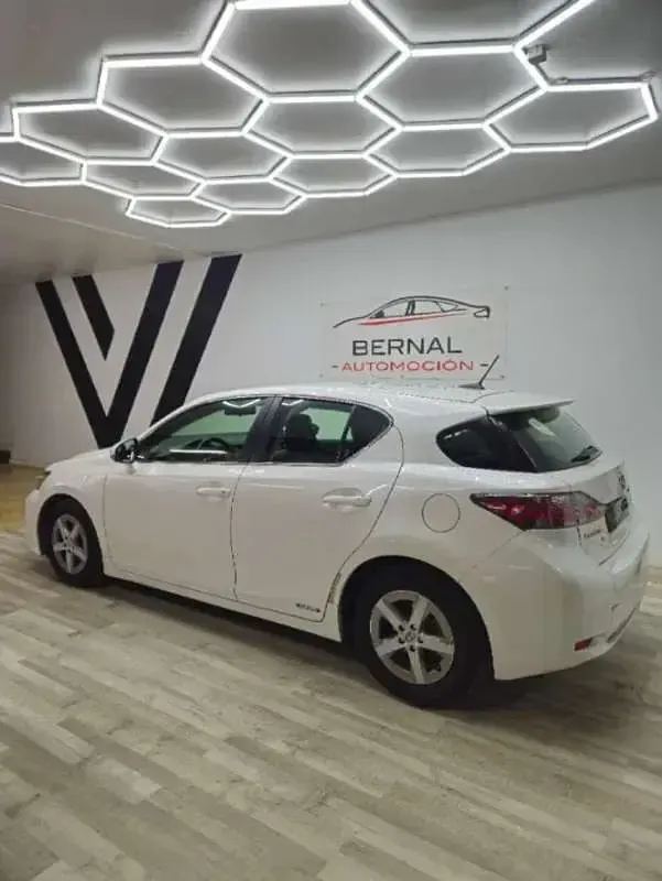 Usado Lexus CT200h 136 CV (100 kW) 2011 Blanco Utilitario