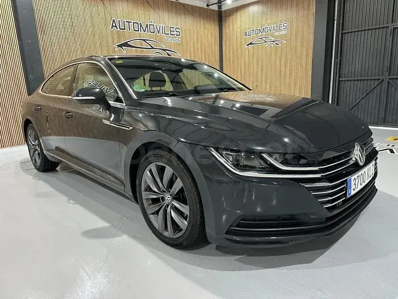Usado VW Arteon 150 CV (110 kW) 2019 Gris / plata Utilitario