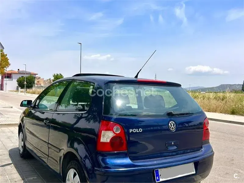 Usado VW Polo Trendline 75 CV (55 kW) 2003 Azul Berlina