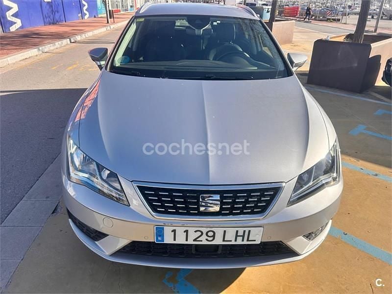Usado Seat Leon FR 130 CV (95 kW) 2020 Gris / plata Familiar
