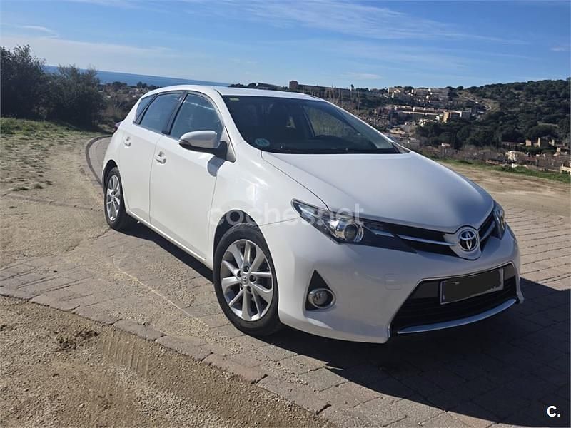 Usado Toyota Auris Active 132 CV (97 kW) 2013 Blanco Berlina