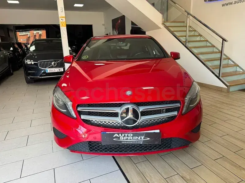 Usado Mercedes A180 Style 109 CV (80 kW) 2015 Rojo Utilitario