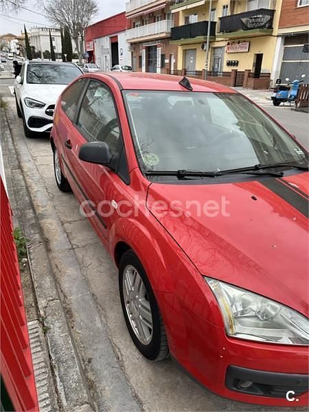 Usado Ford Focus Trend 100 CV (73 kW) 2005 Rojo Berlina