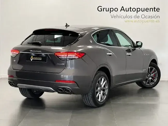 Usado Maserati Levante GranLusso 350 CV (257 kW) 2021 Gris / plata SUV