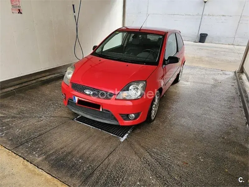 Usado Ford Fiesta Sport 90 CV (66 kW) 2007 Rojo Utilitario