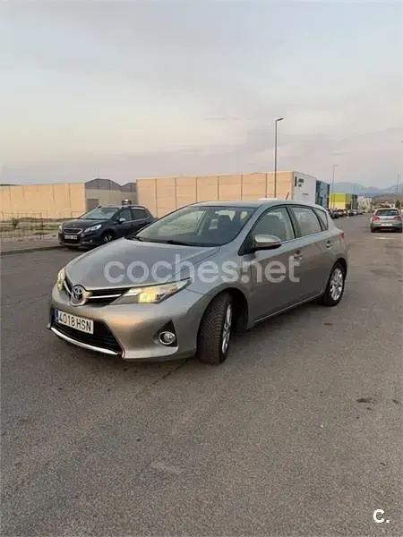 Usado Toyota Auris Active 90 CV (66 kW) 2013 Gris / plata Berlina