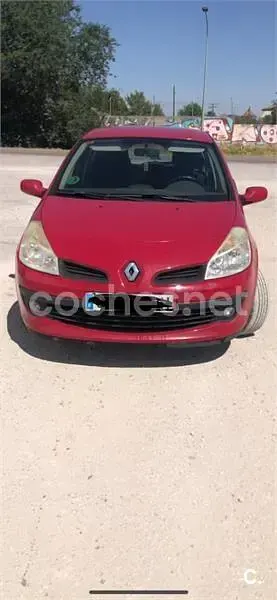 Usado Renault Clio II 100 CV (73 kW) 2006 Rojo Berlina