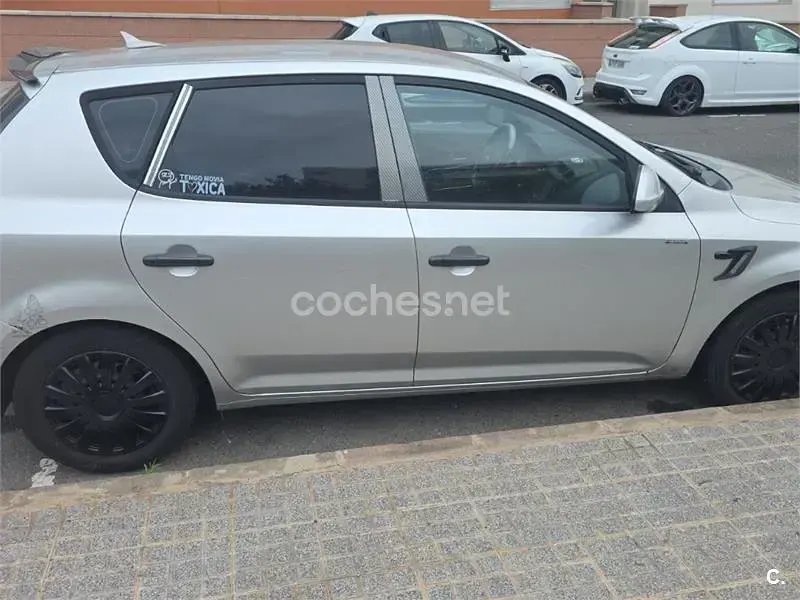 Używany Kia Ceed 109 KM (80 kW) 2007 Biały Hatchback