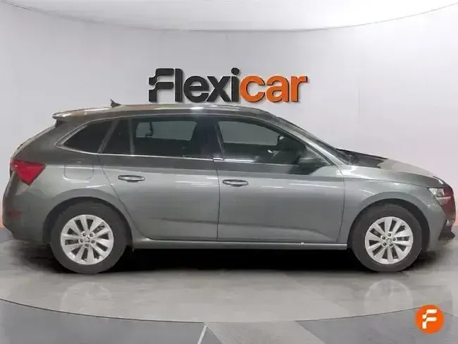 Usado Skoda Scala Selection 115 CV (84 kW) 2024 Gris Utilitario