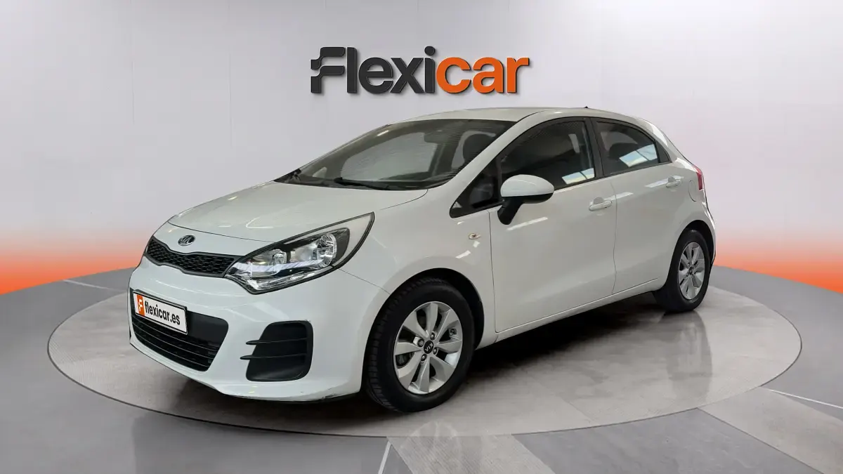 Usado Kia Rio 75 CV (55 kW) 2017 Blanco Berlina