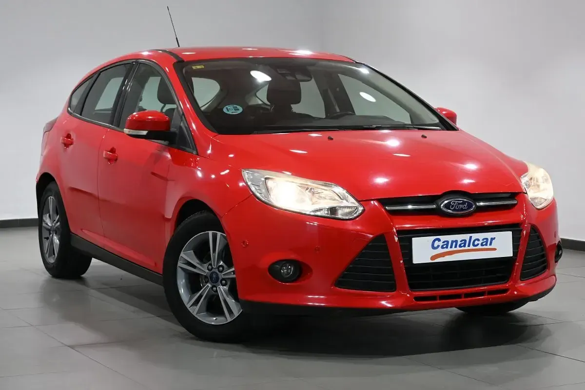Usado Ford Focus 125 CV (91 kW) 2014 Rojo