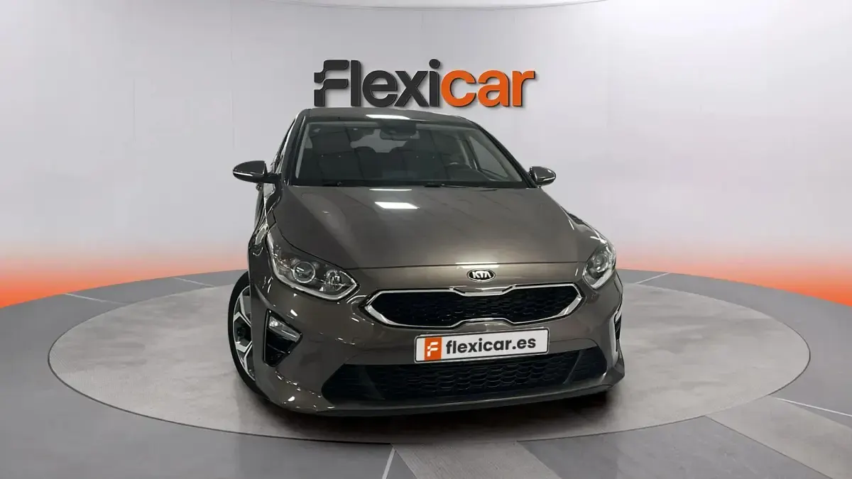 Usado Kia Ceed 140 CV (102 kW) 2019 Marrón Utilitario