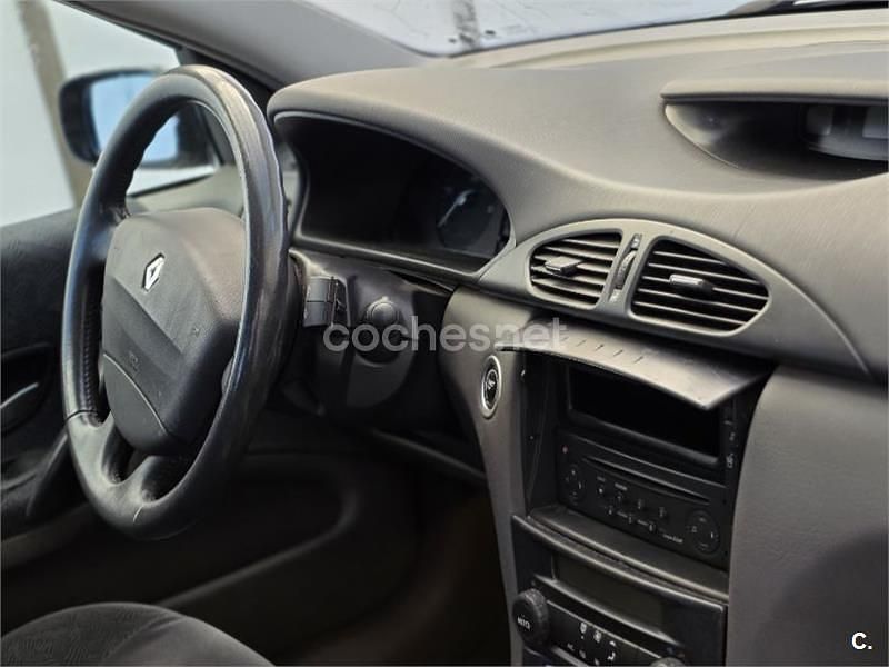 Usado Renault Laguna II Authentique 110 CV (80 kW) 2004 Gris / plata Berlina