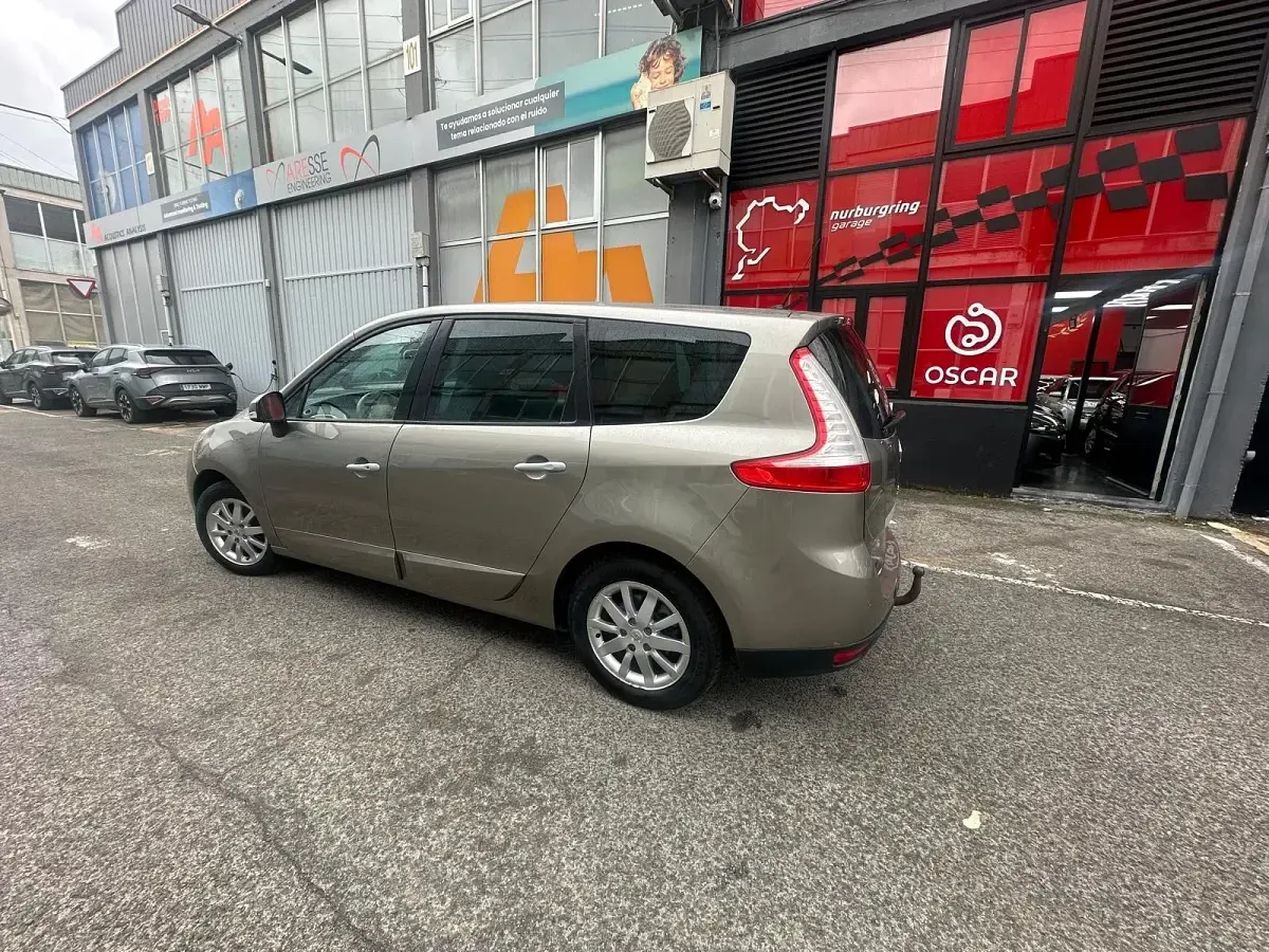 Usado Renault Grand Scénic II Dynamique 130 CV (95 kW) 2009 Beige Monovolumen