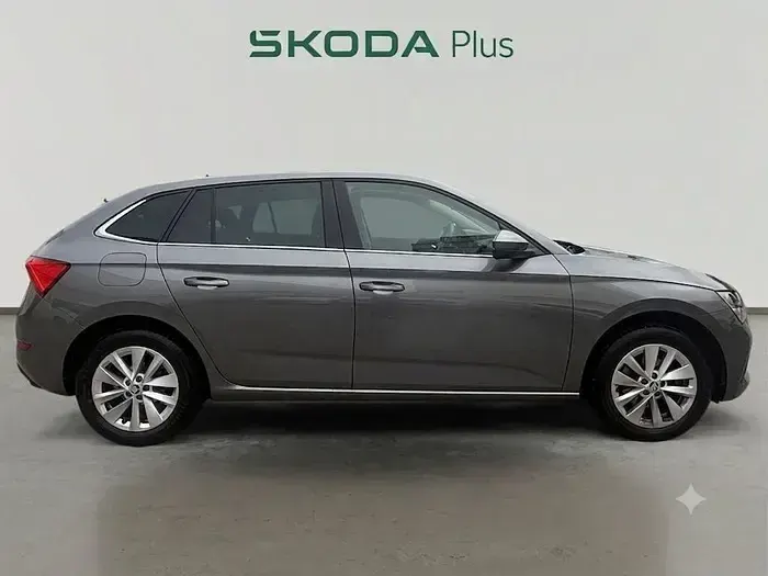 Usado Skoda Scala Selection 115 CV (84 kW) 2023 Gris Utilitario