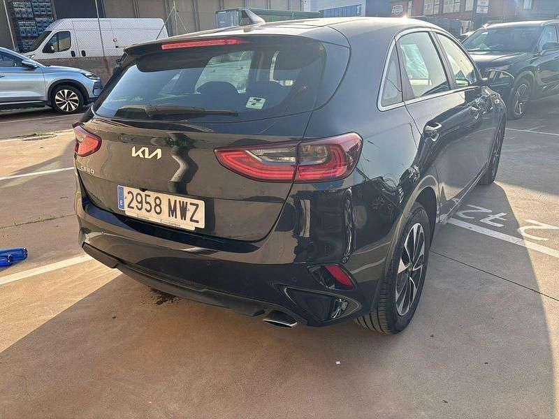Usado Kia Ceed 100 CV (73 kW) 2024 Negro Utilitario