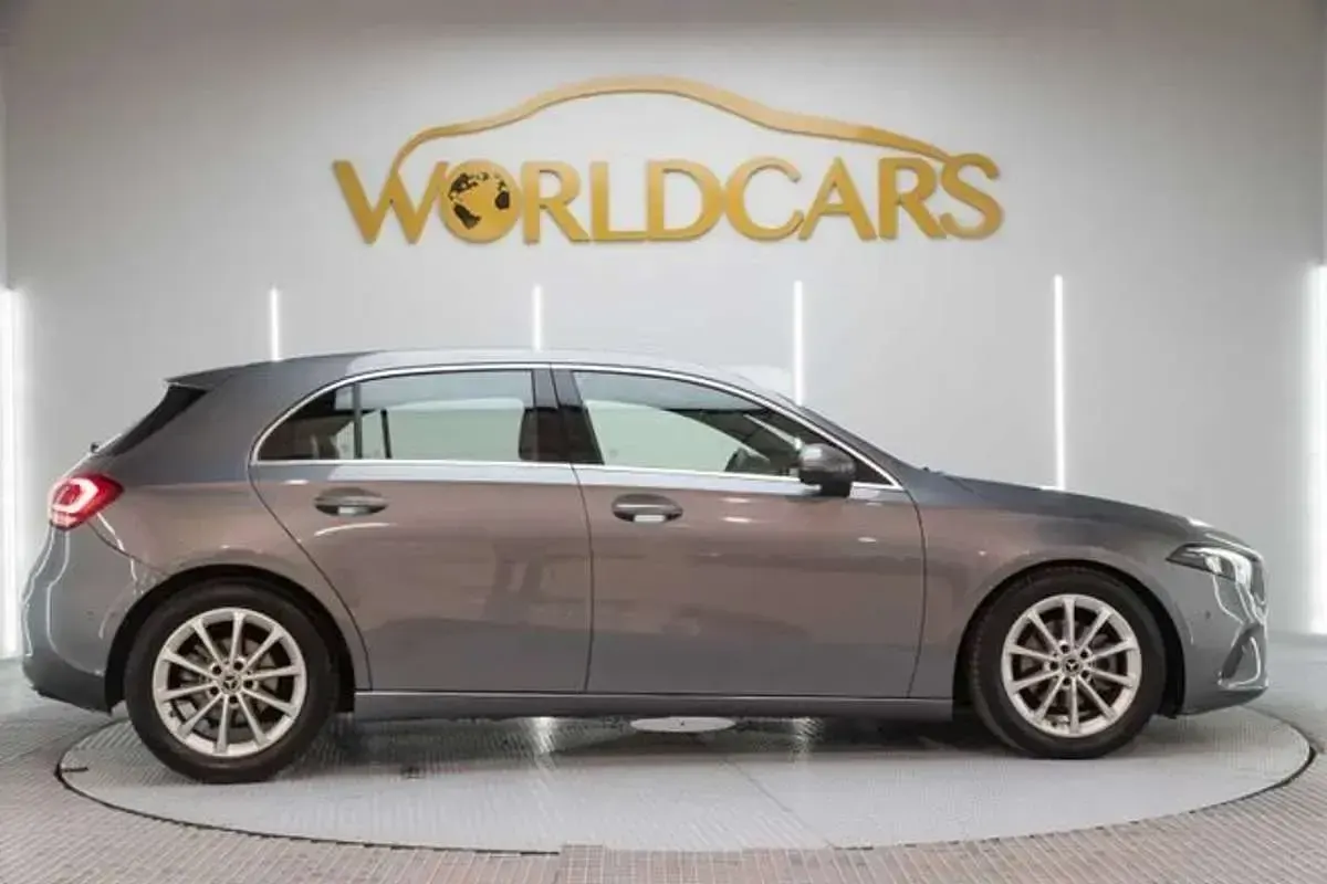 Usado Mercedes A180 116 CV (85 kW) 2019 Gris Berlina