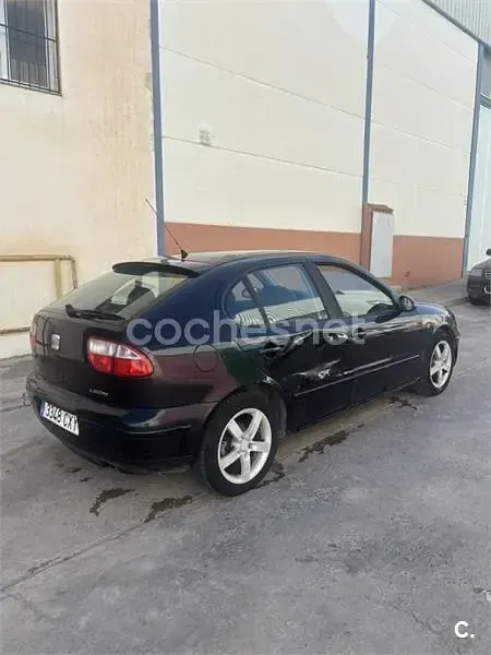Usado Seat Leon 105 CV (77 kW) 2004 Negro Utilitario