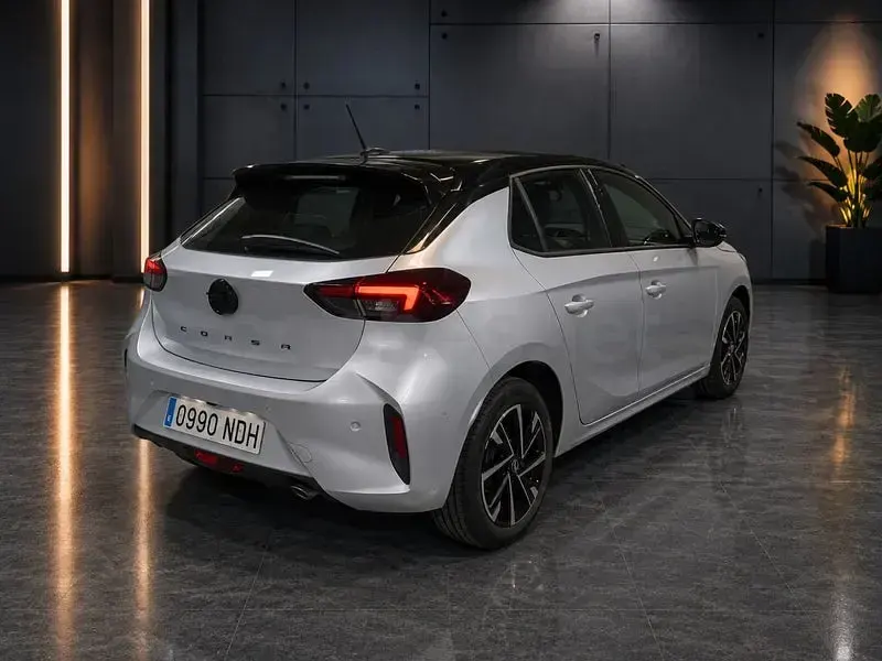 Usado Opel Corsa 100 CV (73 kW) 2025 Gris / plata Utilitario