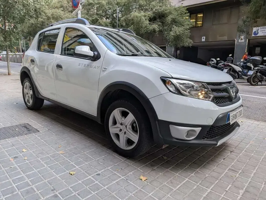 Usado Dacia Sandero Stepway 90 CV (66 kW) 2015 Blanco Utilitario