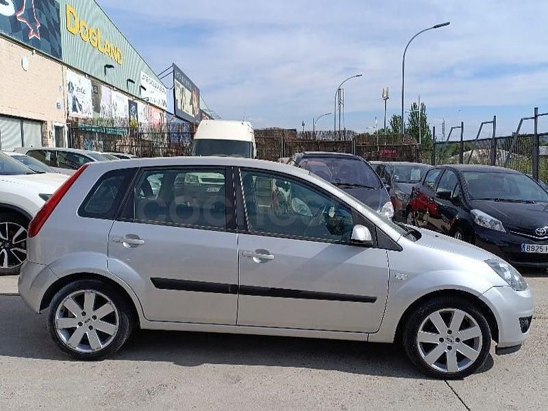 Usado Ford Fiesta Trend 68 CV (50 kW) 2006 Gris / plata Berlina