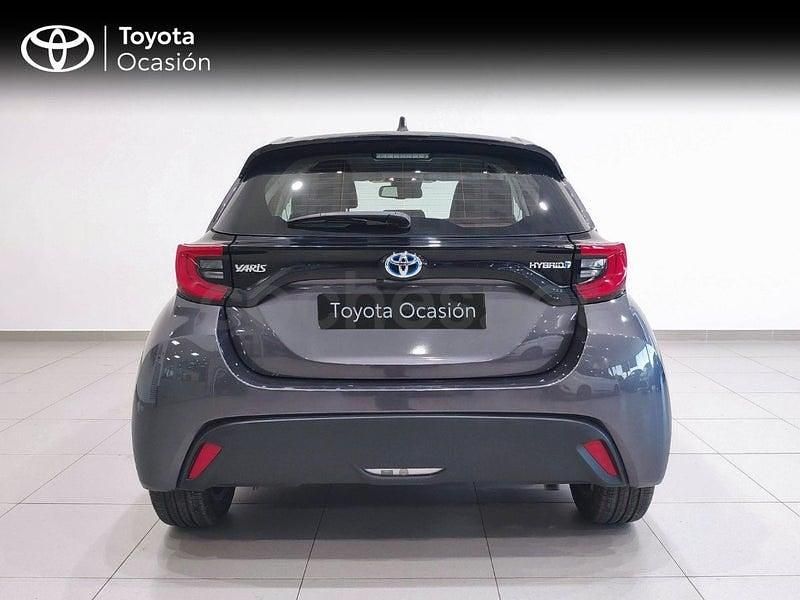 Usado Toyota Yaris Hybrid Active 116 CV (85 kW) 2022 Gris / plata Berlina