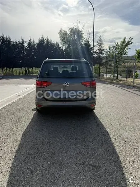 Usado VW Touran Business 115 CV (84 kW) 2017 Gris / plata Monovolumen