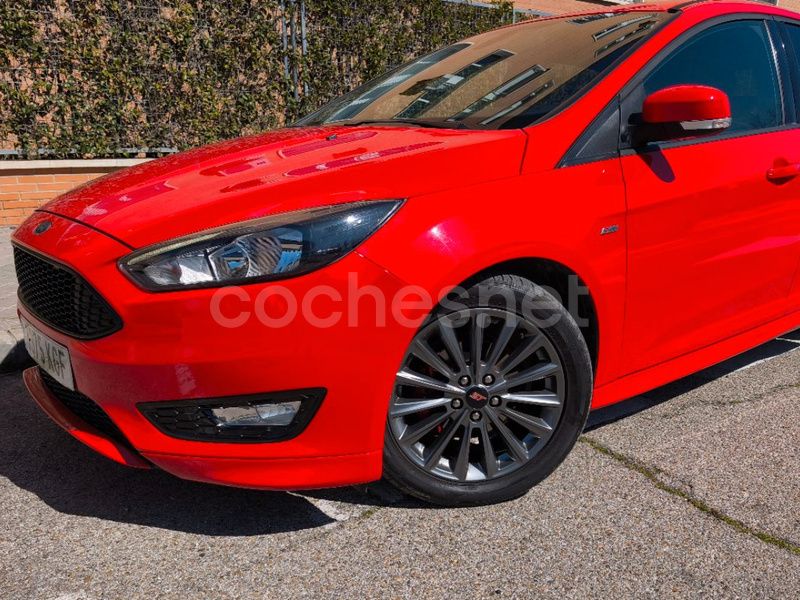 Usado Ford Focus ST-Line 125 CV (91 kW) 2018 Rojo Berlina
