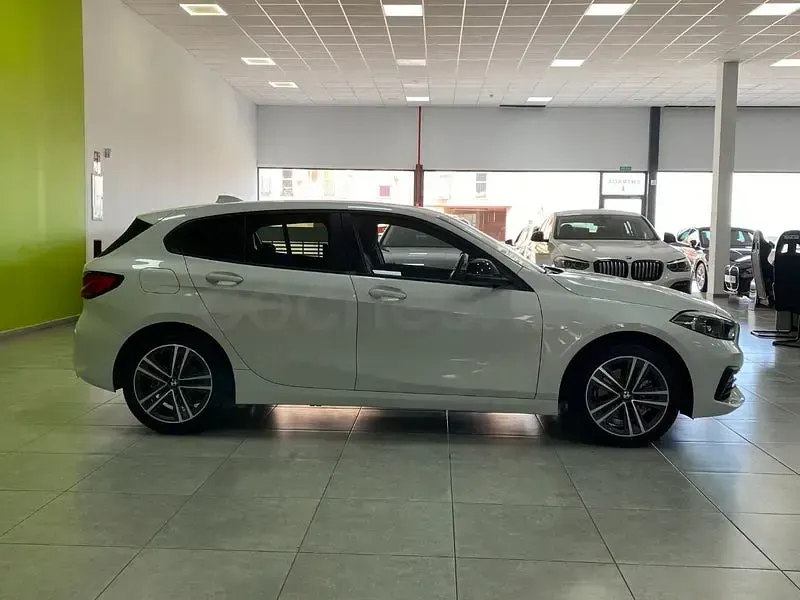 Usado BMW 118 Comfort Edition 150 CV (110 kW) 2021 Blanco Berlina