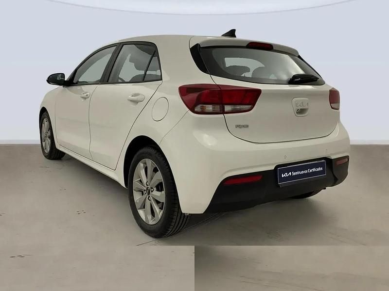 Usado Kia Rio 84 CV (61 kW) 2022 Blanco