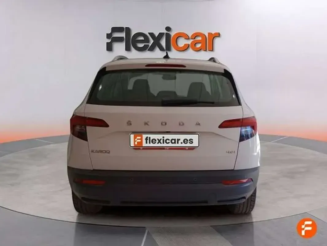 Usado Skoda Karoq Ambition 150 CV (110 kW) 2021 Blanco SUV