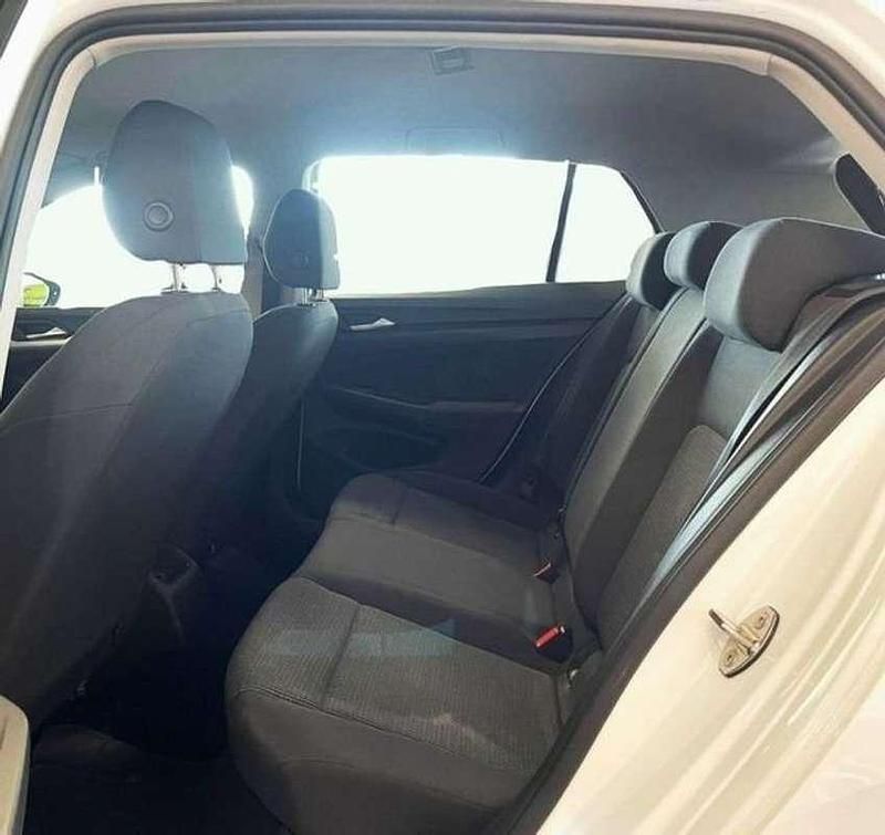 Usado VW Golf VIII Trendline 111 CV (81 kW) 2022 Blanco Berlina