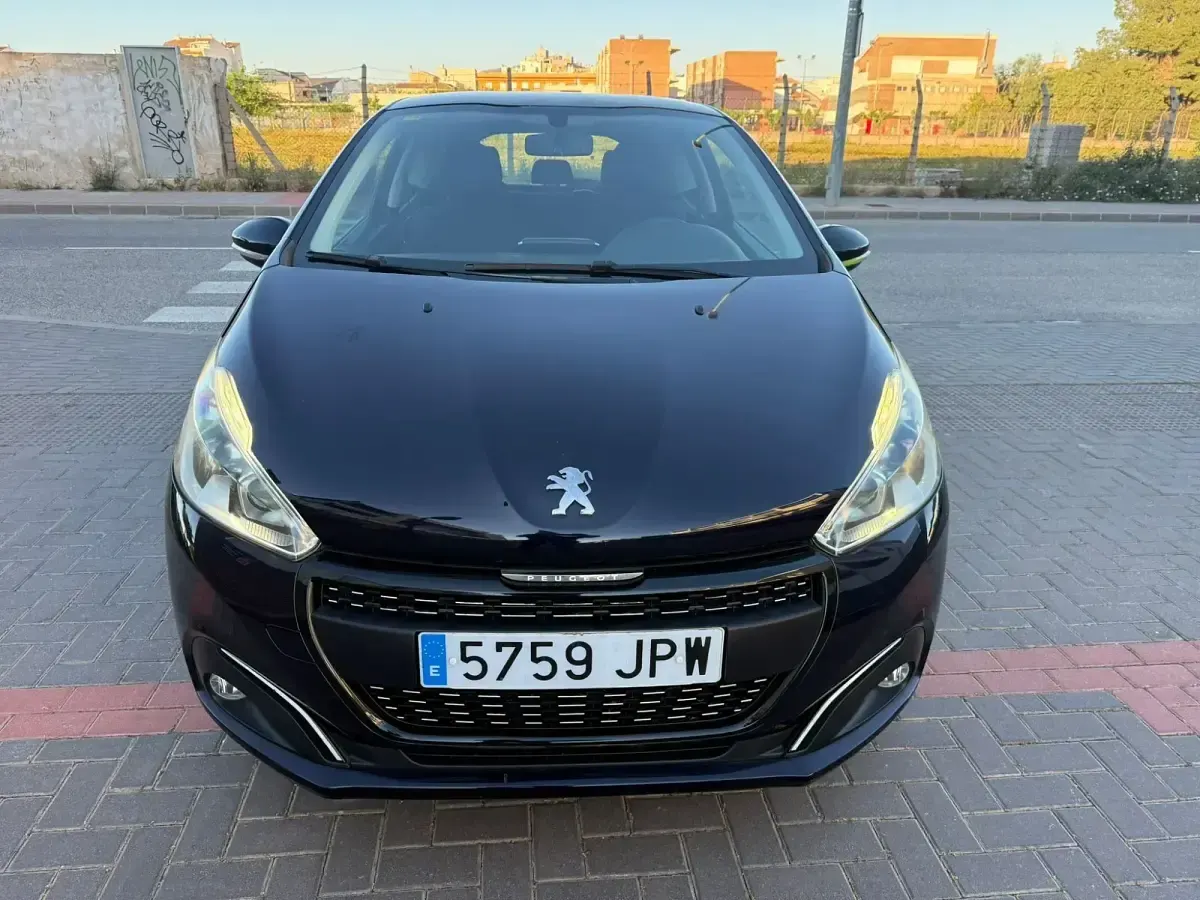 Usado Peugeot 208 Style 82 CV (60 kW) 2015 Negro Utilitario