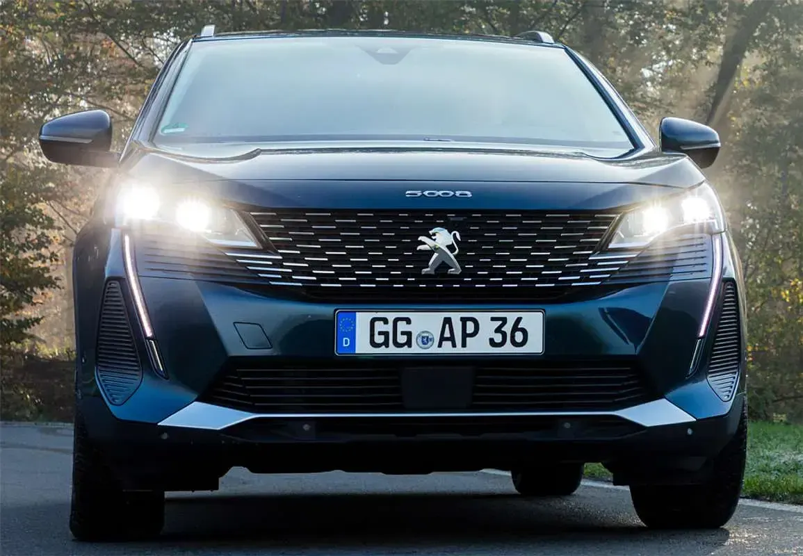 Usado Peugeot 5008 Active 136 CV (100 kW) 2024 Gris SUV