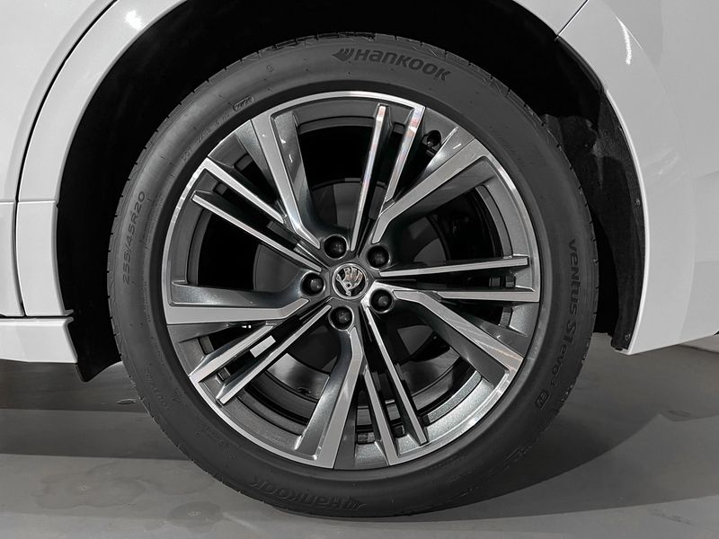 Usado Skoda Enyaq iV 130 kW (177 CV) 2024 Blanco luna metalizado SUV