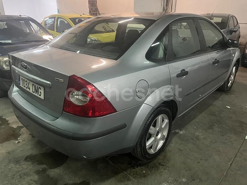Usado Ford Focus Trend 109 CV (80 kW) 2005 Gris / plata Berlina