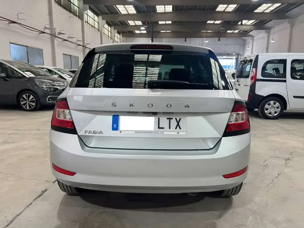 Usado Skoda Fabia Style 95 CV (69 kW) 2022 Gris Utilitario
