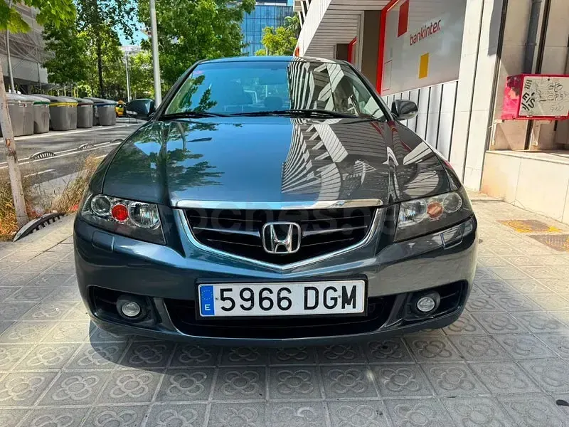 Usado Honda Accord Executive 140 CV (102 kW) 2005 Gris / plata Berlina