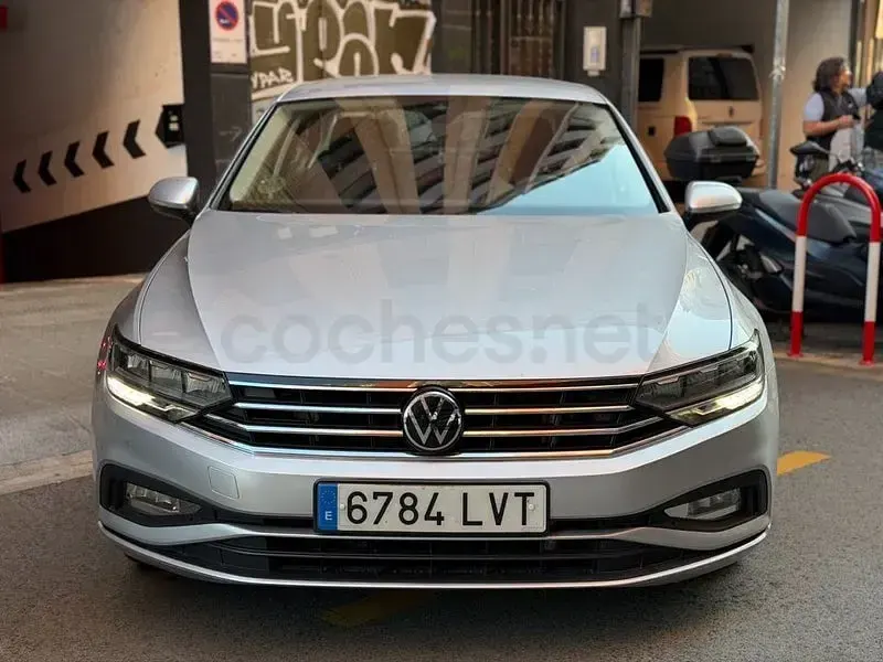 Usado VW Passat 150 CV (110 kW) 2021 Gris / plata Berlina